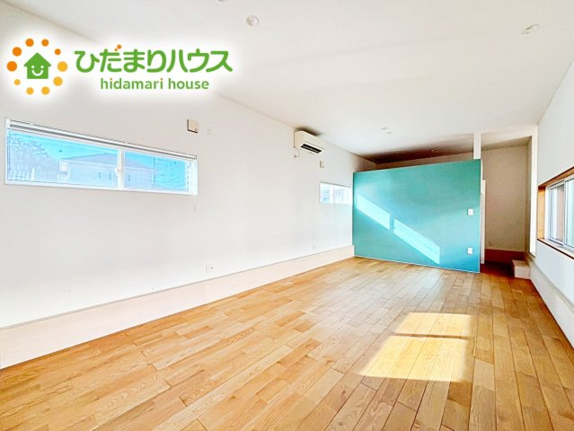 【寝室】 | 水戸市笠原町　中古戸建 | 採光たっぷりの明るい寝室。勉強や読書など多目的に使える快適な一室です。