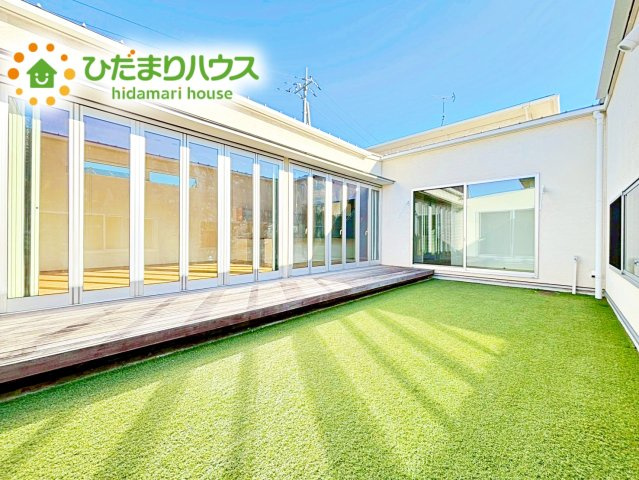 【庭】 | 水戸市笠原町　中古戸建 | プライバシーを守る設計。芝とデッキが魅力的のお洒落な中庭です！