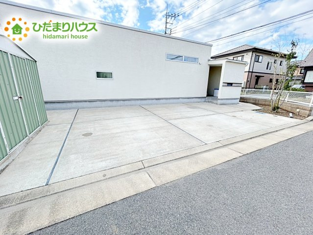 【駐車場】 | 水戸市笠原町　中古戸建 | カースペース３台ＯＫ！物置もありアウトドア用品もスッキリ収納できます！