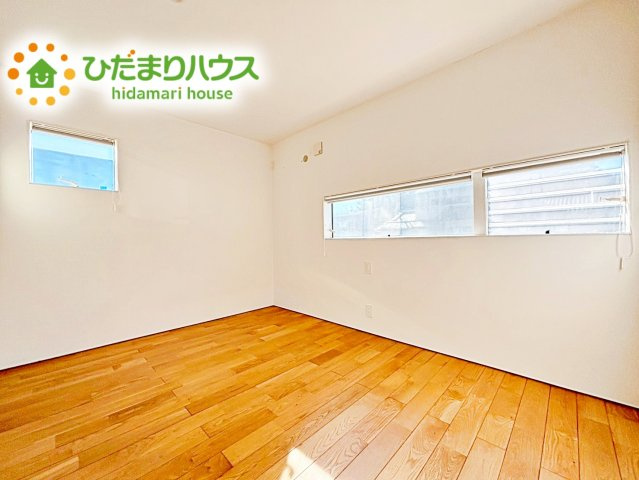 【洋室】 | 水戸市笠原町　中古戸建 | 二面採光の設計で明るい時間帯は陽が入り、リラックス出来るお部屋となっています。