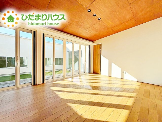 【居間・リビング】 | 水戸市笠原町　中古戸建 | 外とつながる解放感と木の温もりを感じられるリビング空間です♪