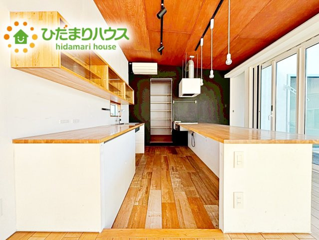 【キッチン】 | 水戸市笠原町　中古戸建 | キッチンとテーブルが一体化したデザイン。家族と会話を楽しみながら料理が出来ます！