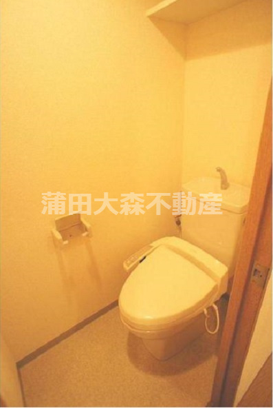 クレフォート大森のトイレ|トイレットペーパーが置ける棚と温水暖房便座付きのトイレトイレ