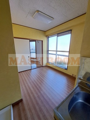 半沢ビルの居間・リビング