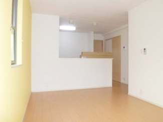 【居間・リビング】 | スピカササギⅡ | こちらのリビングで趣味の時間をお楽しみください