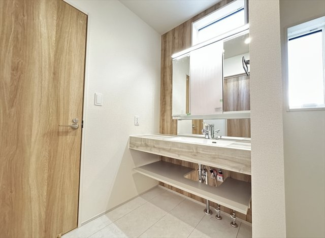 【独立洗面台】 | 志木市柏町2丁目　新築一戸建住宅　全2棟　(志木本店) | ワイドカウンターの洗面化粧台。オープンサニタリーで圧迫感がなく、より広い空間を演出します。