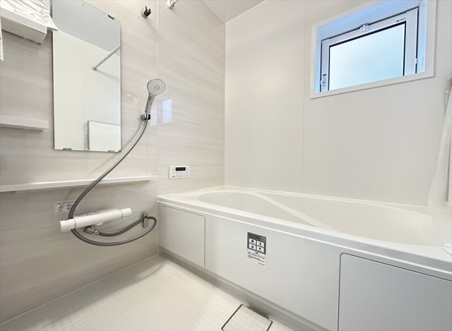 【浴室】 | 志木市柏町2丁目　新築一戸建住宅　全2棟　(志木本店) | ゆったり一坪タイプのユニットバス。浴室乾燥機が付いているので雨天の洗濯はもちろん、浴室内のカビの発生も防げるので衛生面も安心です。