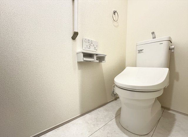 【トイレ】 | 志木市柏町2丁目　新築一戸建住宅　全2棟　(志木本店) | 1階トイレ／家族を感染症から守る温水洗浄便座を完備。