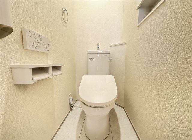 【トイレ】 | 志木市柏町2丁目　新築一戸建住宅　全2棟　(志木本店) | 2階トイレ／各トイレに手すりが設置されているので妊婦さんも安心。