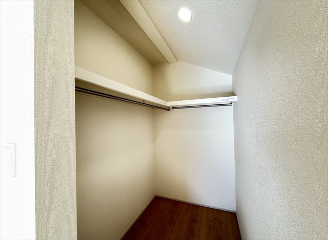 【収納】 | 志木市柏町2丁目　新築一戸建住宅　全2棟　(志木本店) | L型のWICはコーナー用の収納ケースを併用することでデッドスペースがなくなり、スペースを無駄なく利用できます。
当物件のWICはオープン型なので湿気がこもりにくいのも嬉しいポイントです。