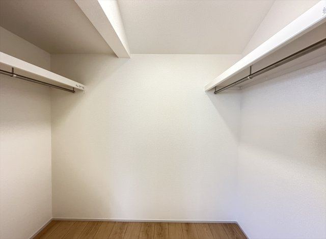 【収納】 | 志木市柏町2丁目　新築一戸建住宅　全2棟　(志木本店) | Ⅱ型のWICは動線が確保しやすいため出し入れもスムーズに行えます。
また全体が見渡せるので目当てのものも見つけやすく、シーズン物の保管にも便利。