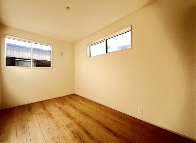 【洋室】 | 志木市柏町2丁目　新築一戸建住宅　全2棟　(志木本店) | 5.5帖の洋室は家具の配置がしやすい腰高窓。お部屋のレイアウトもお楽しみいただけます。