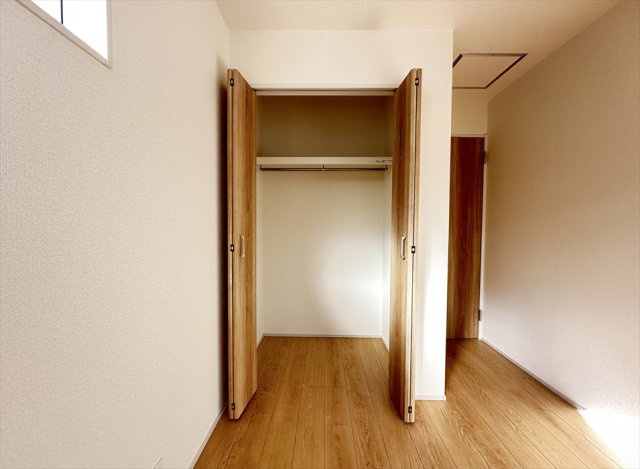 【収納】 | 志木市柏町2丁目　新築一戸建住宅　全2棟　(志木本店) | 収納ケースもスッポリ入る奥行きのあるクローゼット。