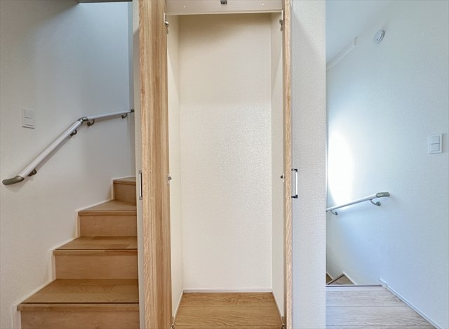 【収納】 | 志木市柏町2丁目　新築一戸建住宅　全2棟　(志木本店) | 2階ホール収納には加湿器やストーブなどの季節家電やスーツケースなど嵩張る荷物の保管にも便利。