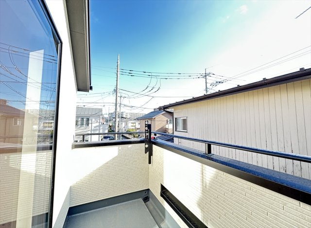 【バルコニー】 | 志木市柏町2丁目　新築一戸建住宅　全2棟　(志木本店) | 南東向きのバルコニーは通りから洗濯物が見えにくいので家族のプライバシーも守れます。