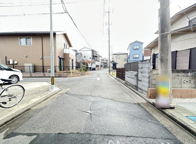 【前面道路含む現地写真】 | 志木市柏町2丁目　新築一戸建住宅　全2棟　(志木本店) | 前面道路の様子／前面道路は4.2ｍの幅があるので車の出し入れもしやすく便利。