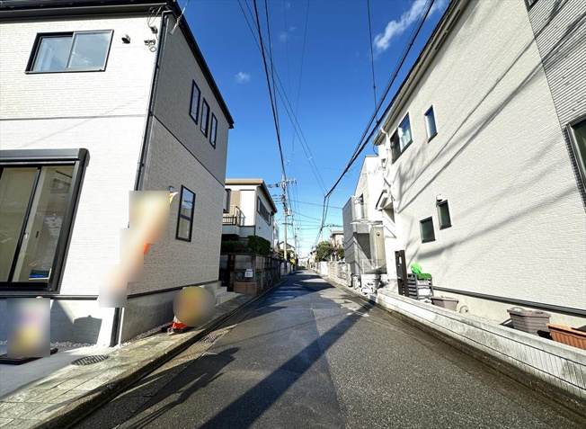 【前面道路含む現地写真】 | 志木市柏町2丁目　新築一戸建住宅　全2棟　(志木本店) | 前面道路の様子／小学校まで徒歩10分でお子様の通学も安心です。