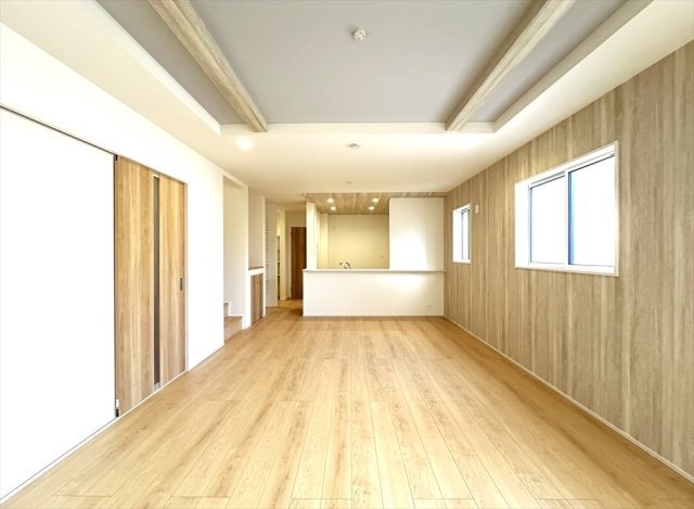 【居間・リビング】 | 志木市柏町2丁目　新築一戸建住宅　全2棟　(志木本店) | 20.12帖の大空間。アクセントクロスや折上天井でデザイン性・開放的な空間を演出します。