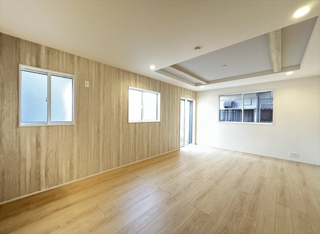 【居間・リビング】 | 志木市柏町2丁目　新築一戸建住宅　全2棟　(志木本店) | リビングの掃き出し窓はカースペースに面しているので車から荷物を運び入れることもできます。