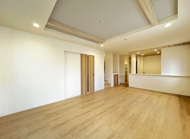 【居間・リビング】 | 志木市柏町2丁目　新築一戸建住宅　全2棟　(志木本店) | 家族と顔を合わせて「行ってらっしゃい」「おかえり」と会話が生まれるリビングイン階段。