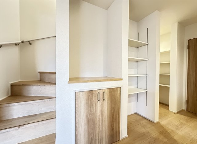 【居間・リビング】 | 志木市柏町2丁目　新築一戸建住宅　全2棟　(志木本店) | カウンター付き収納。横にはオープンタイプの可動棚があるので「見せる収納」もお楽しみいただけます。