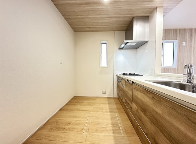 【キッチン】 | 志木市柏町2丁目　新築一戸建住宅　全2棟　(志木本店) | キッチンの収納はスライドタイプなので奥まで一目で見渡せ、取り出しやすさや在庫管理にも便利です。