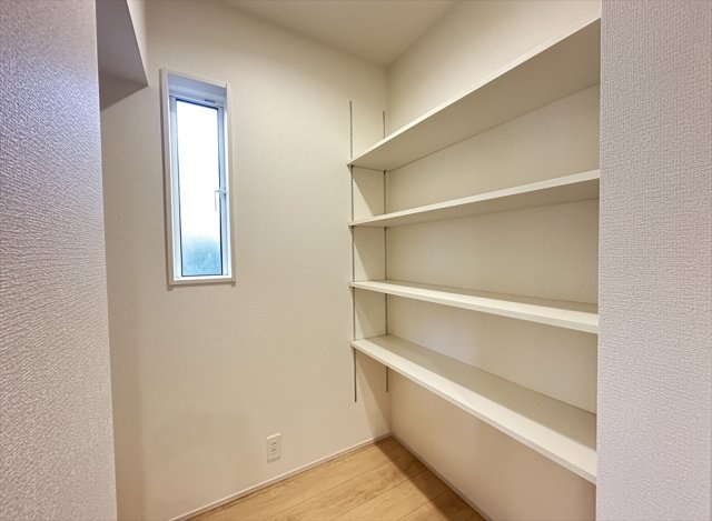 【キッチン】 | 志木市柏町2丁目　新築一戸建住宅　全2棟　(志木本店) | 可動棚付きのキッチンパントリー。普段は使わない調理器具や備蓄食品などもたっぷり保管できます。
コンセントがあるのでワインセラーや2台目の小型冷蔵庫なども置けますよ！