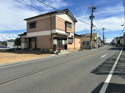 【前面道路含む現地写真】 | 花園町売地 | 解体完了！前面道路との段差が少ない平坦なアプローチです
