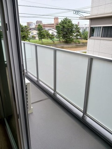 フォームのバルコニー|外からの目が気にならないバルコニーで洗濯物が干せます