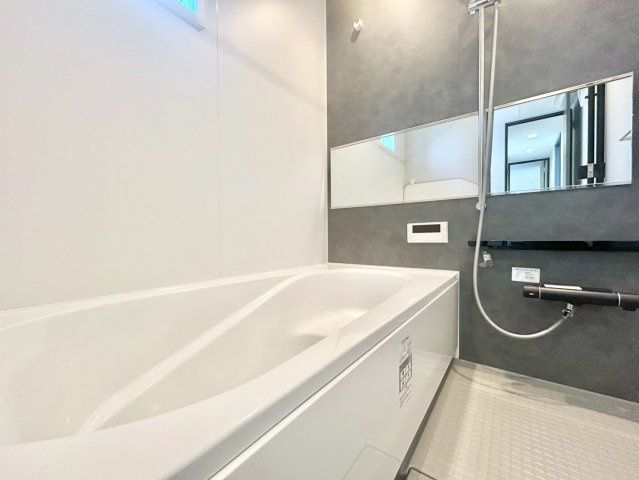 練馬区桜台5丁目　新築戸建　残1棟の浴室|浴室乾燥機付きのため、雨の日の洗濯物干しやカビの予防にも役立ちます。

現地ご見学希望・資料請求などお気軽にお問い合わせ下さい！
03-5990-5201