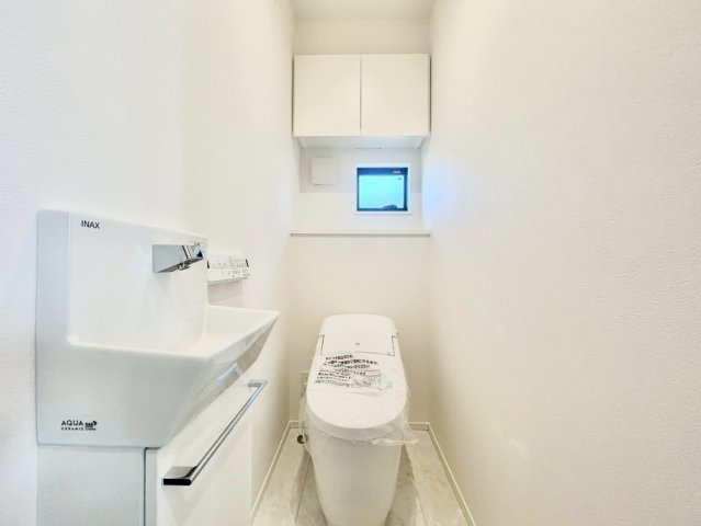 練馬区桜台5丁目　新築戸建　残1棟のトイレ|毎日使用する場所は、換気も出来るよう窓も完備！

現地ご見学希望・資料請求などお気軽にお問い合わせ下さい！
03-5990-5201