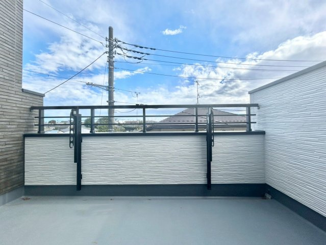 練馬区桜台5丁目　新築戸建　残1棟のバルコニー|イスやテーブルを置いて、のんびりお茶や読書など、癒しのプライベート空間に。

現地ご見学希望・資料請求などお気軽にお問い合わせ下さい！
03-5990-5201