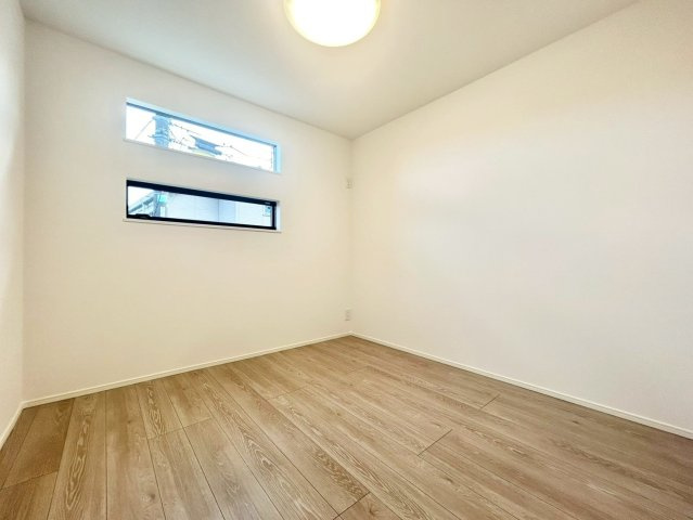 練馬区桜台5丁目　新築戸建　残1棟の洋室|木のぬくもりが感じられるナチュラルな雰囲気に仕上がった室内です。

現地ご見学希望・資料請求などお気軽にお問い合わせ下さい！
03-5990-5201