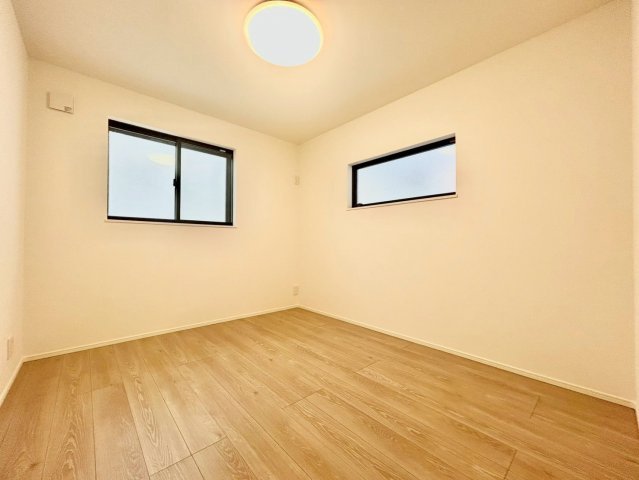 練馬区桜台5丁目　新築戸建　残1棟の洋室|インテリアの幅が広がる、シンプルな内装です。

現地ご見学希望・資料請求などお気軽にお問い合わせ下さい！
03-5990-5201