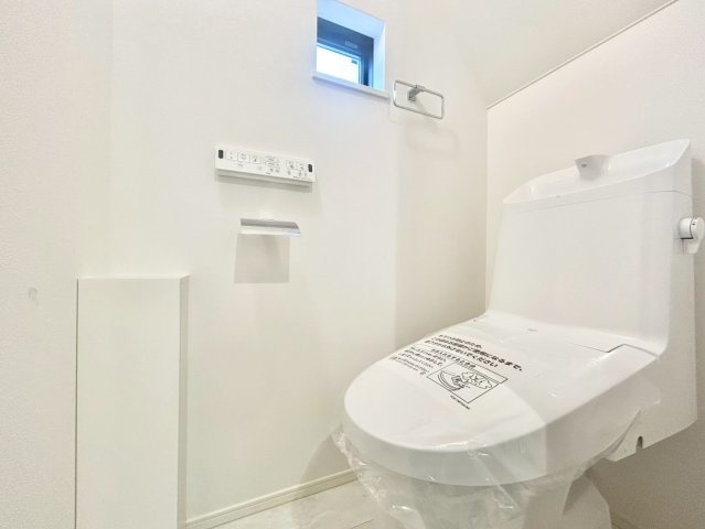 練馬区桜台5丁目　新築戸建　残1棟のトイレ|トイレは2ヶ所に設置しているため、来客時にも気兼ねなく使えます！

現地ご見学希望・資料請求などお気軽にお問い合わせ下さい！
03-5990-5201