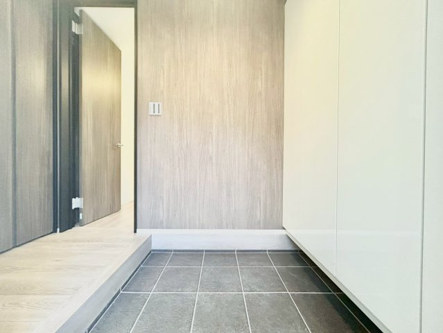 練馬区桜台5丁目　新築戸建　残1棟の玄関|玄関横にはシューズボックスがついているため、片付いた玄関がキープできます！

現地ご見学希望・資料請求などお気軽にお問い合わせ下さい！
03-5990-5201