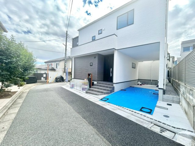 練馬区桜台5丁目　新築戸建　残1棟の前面道路含む現地写真|雨でも大切な車が濡れないビルトインガレージです。

現地ご見学希望・資料請求などお気軽にお問い合わせ下さい！
03-5990-5201