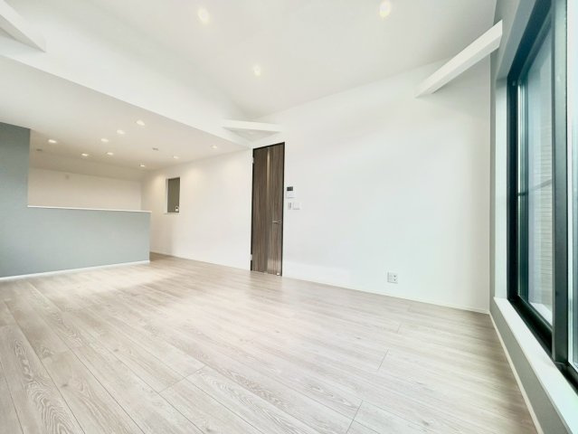 練馬区桜台5丁目　新築戸建　残1棟の居間・リビング|広々としたLDKは床暖房を完備！家族の憩いの空間になりますね。

現地ご見学希望・資料請求などお気軽にお問い合わせ下さい！
03-5990-5201