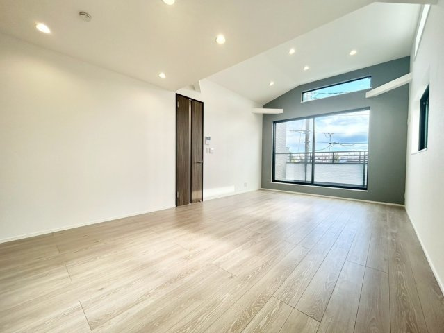 練馬区桜台5丁目　新築戸建　残1棟の居間・リビング|大きな窓からたっぷりと注ぐ陽光を浴びながら、朝食やティータイムを楽しめます。

現地ご見学希望・資料請求などお気軽にお問い合わせ下さい！
03-5990-5201