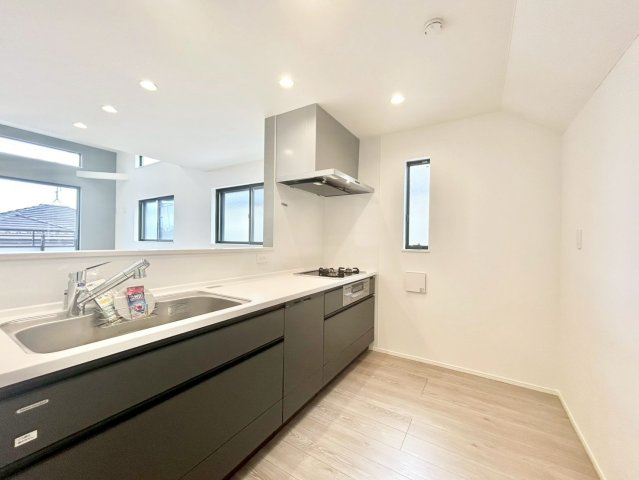 練馬区桜台5丁目　新築戸建　残1棟のキッチン|ビルトインタイプの食洗機付き！家事の時間と、手洗いに比べて使用水量も軽減します！

現地ご見学希望・資料請求などお気軽にお問い合わせ下さい！
03-5990-5201