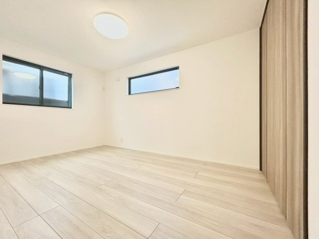 練馬区桜台5丁目　新築戸建　全2棟の洋室|インテリアの幅が広がる、シンプルな内装です。

現地ご見学希望・資料請求などお気軽にお問い合わせ下さい！
03-5990-5201