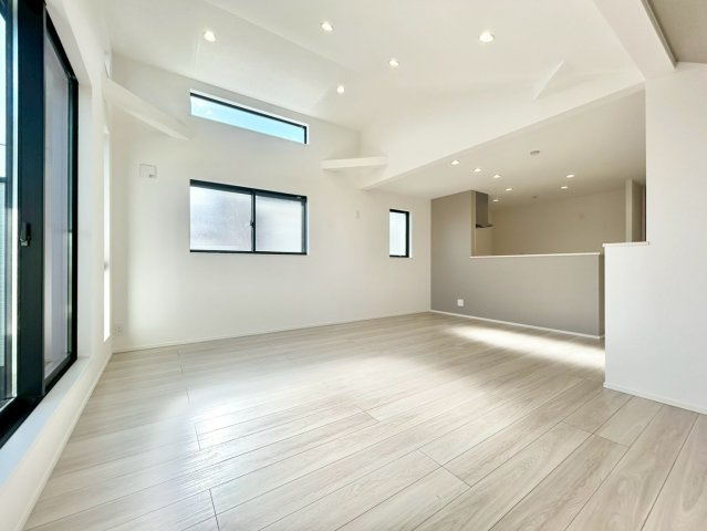 練馬区桜台5丁目　新築戸建　全2棟の居間・リビング|18帖超の4LDK。吹抜けを取り入れた開放感のあるリビングで癒しの空間を演出！

現地ご見学希望・資料請求などお気軽にお問い合わせ下さい！
03-5990-5201