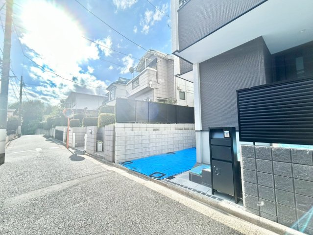 練馬区桜台5丁目　新築戸建　全2棟の前面道路含む現地写真|現地は、第一種低層住居専用地域ならではの静かで落ち着いた住環境！

現地ご見学希望・資料請求などお気軽にお問い合わせ下さい！
03-5990-5201