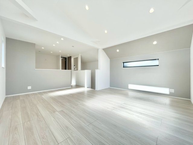 練馬区桜台5丁目　新築戸建　全2棟の居間・リビング|広々としたLDKは床暖房を完備！家族の憩いの空間になりますね。

現地ご見学希望・資料請求などお気軽にお問い合わせ下さい！
03-5990-5201