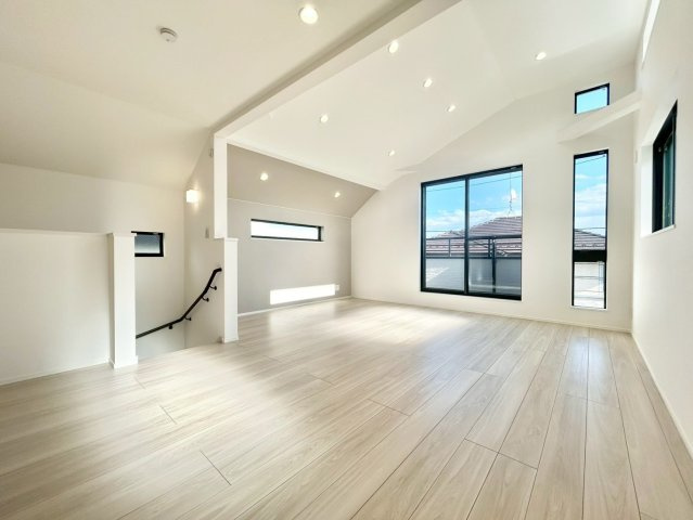 練馬区桜台5丁目　新築戸建　全2棟の居間・リビング|大きな窓からたっぷりと注ぐ陽光を浴びながら、朝食やティータイムを楽しめます。

現地ご見学希望・資料請求などお気軽にお問い合わせ下さい！
03-5990-5201