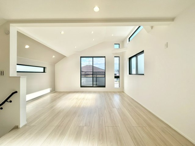 練馬区桜台5丁目　新築戸建　全2棟の居間・リビング|のびやかに広がるリビングは、一年を通して爽やかな光と風に癒される家族のなごみ空間

現地ご見学希望・資料請求などお気軽にお問い合わせ下さい！
03-5990-5201