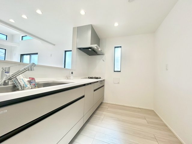 練馬区桜台5丁目　新築戸建　全2棟のキッチン|ビルトインタイプの食洗機付き！家事の時間と、手洗いに比べて使用水量も軽減します！
現地ご見学希望・資料請求などお気軽にお問い合わせ下さい！
03-5990-5201