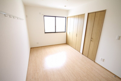 【寝室】 | ＢＬＵＥ ＴＲＥＥ陽光台 | ゆとりの広さです