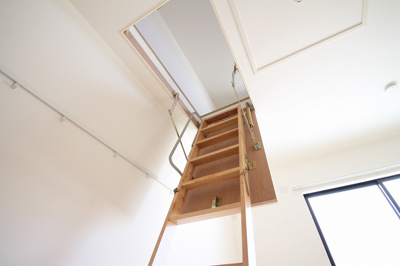 【内装】 | ＢＬＵＥ ＴＲＥＥ陽光台 | 小屋裏収納階段