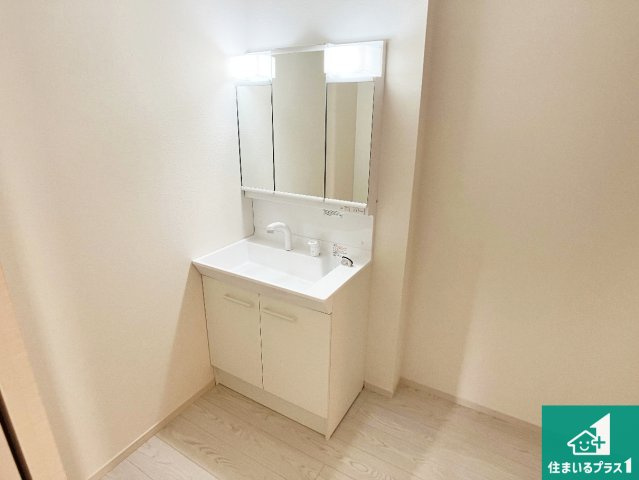 加古川市西神吉町岸　第3期　新築一戸建ての独立洗面台|清潔感のある洗面台です。フラットな鏡は掃除がしやすく毎日清潔！鏡裏には収納があるのでスッキリとした洗面台が保てます。